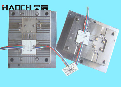 LED立式注塑模具 四灯模组注塑模具.jpg